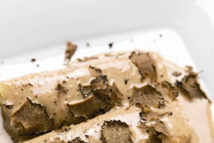 Canelones de pollo de corral y foie gras con bechamel de colmenillas