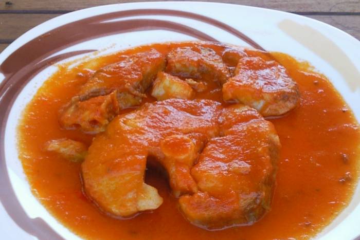 Cazón con tomate