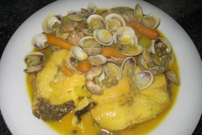Merluza con chirlas y patatas