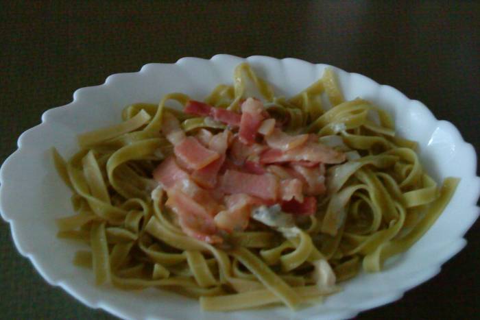 Nidos de cintas de espinacas con bacon