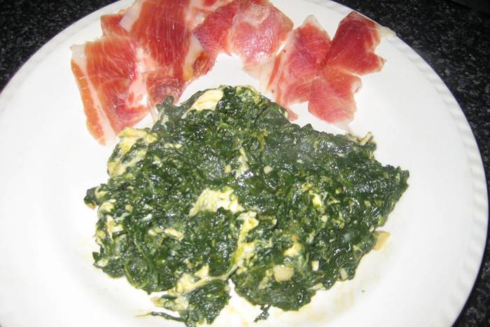 Espinacas salteadas con huevos rotos