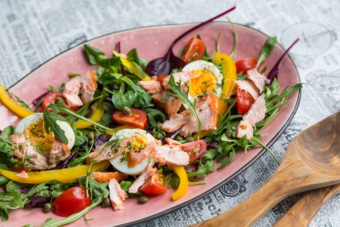 Ensalada de salmón y espárragos verdes