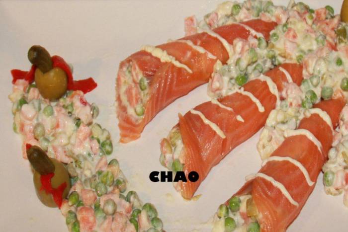 Rollitos de salmón ahumado con ensaladilla rusa