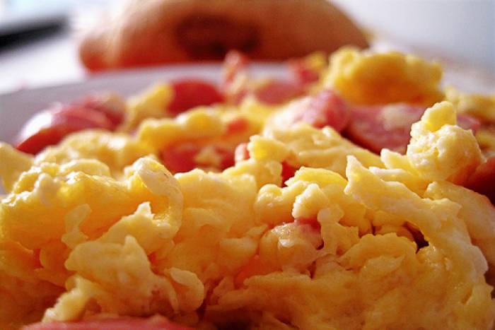 Huevos revueltos con queso