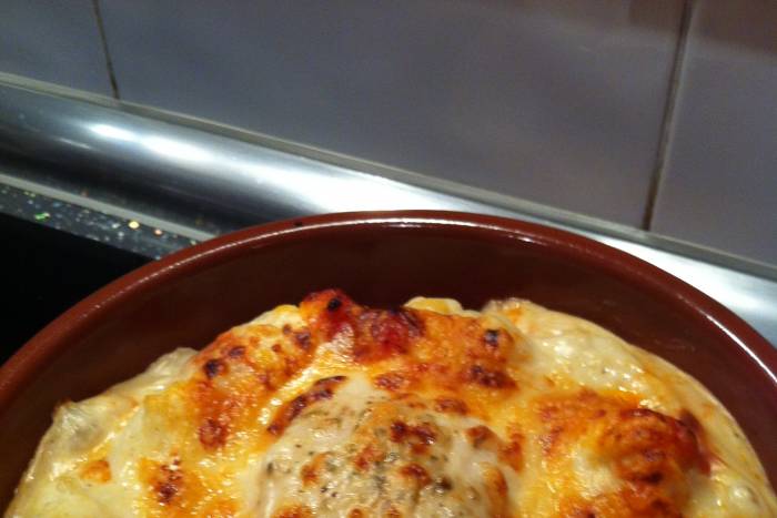 Merluza gratinada con coliflor