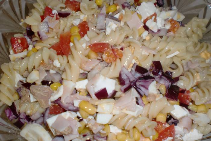 Ensalada de pasta con atún y maíz