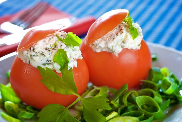 Tomates rellenos de queso y rúcula