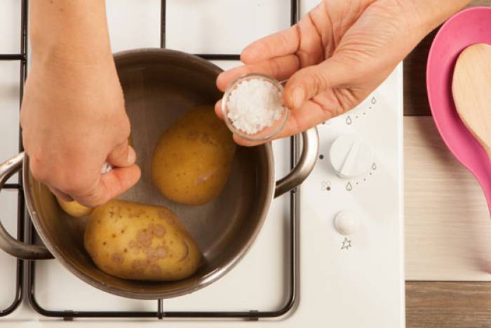 Las patatas, mejor cocerlas con piel