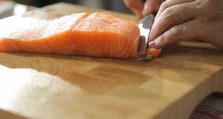 Cómo retirar la piel del pescado