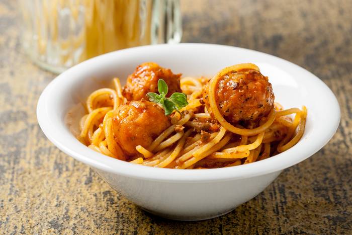Espaguetis con albóndigas y salsa de tomate