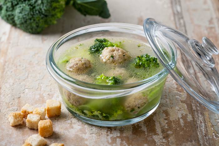 Caldo con albóndigas y brócoli
