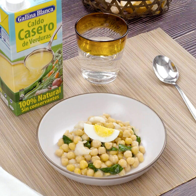Chipirones con guisantes en salsa