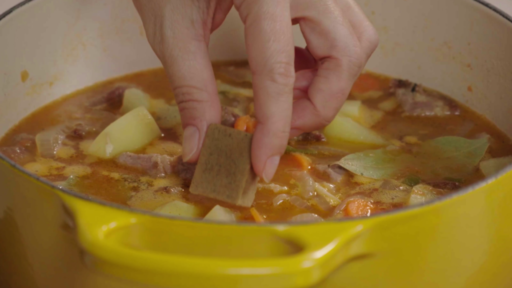 Sellar la carne y cocinar las verduras