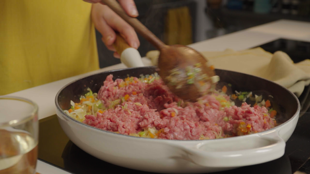 Cocinar la panceta y la cebolla