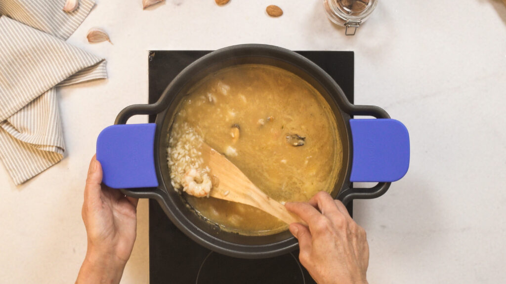 Incorporar el arroz y los ingredientes finales