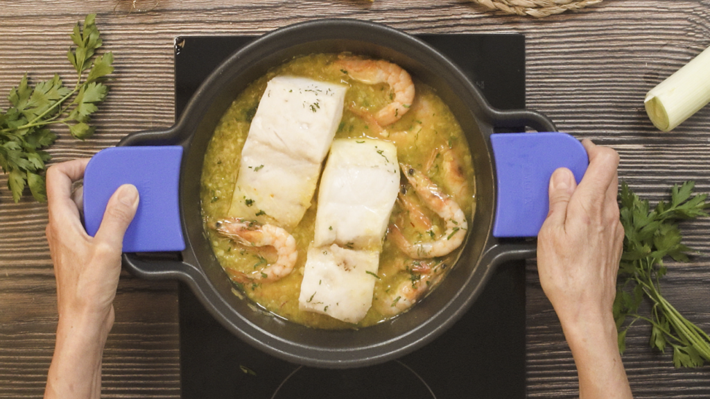 Incorporación del pescado y finalización del plato