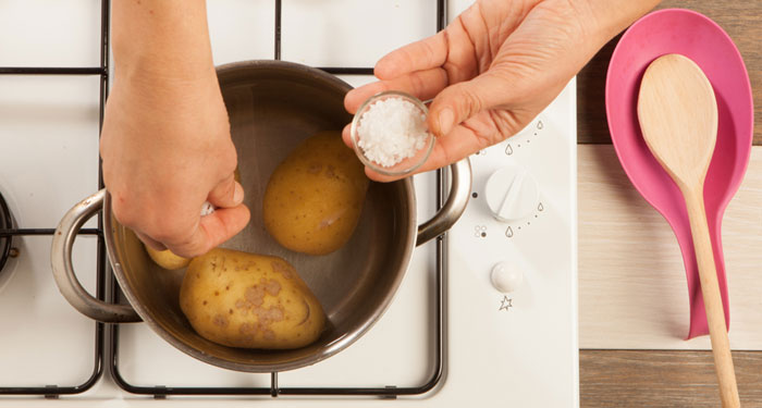 Hervir las patatas con piel