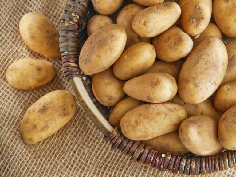 Si cueces las patatas y quieres que te queden con la piel en perfecto estado, solo tienes que añadir al agua un chorrito de vinagre y verás como tus patatas una vez hervidas lucen estupendas.