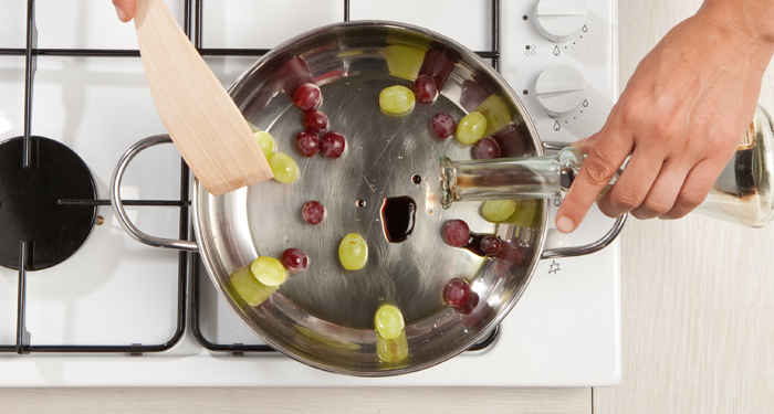 Dora las uvas con avecrem y vinagre balsámico
