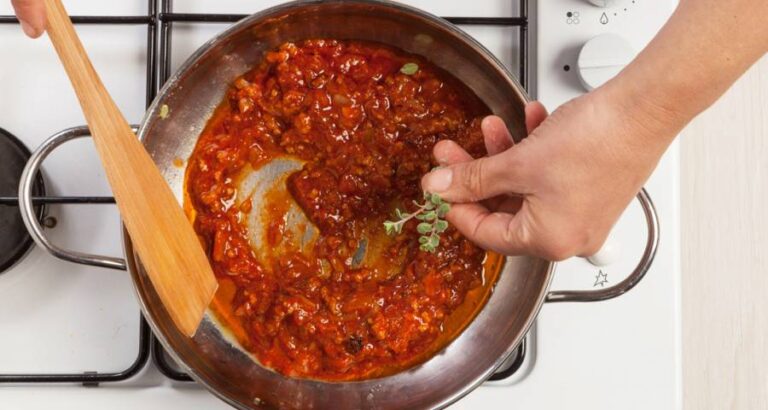 Un truco bien sencillo para que la lasaña gane en sabor es añadir a la salsa de tomate y carne hierbas aromáticas.