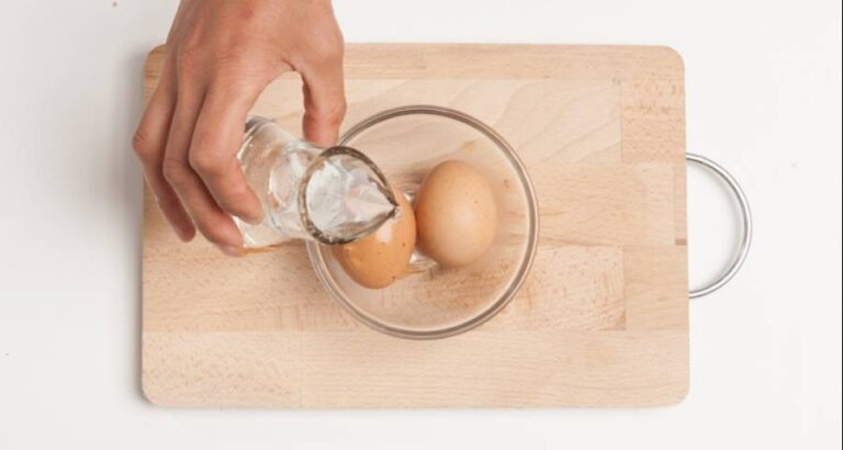 Otra receta con huevos sencilla y exquisita es la que los cocina escalfados.
