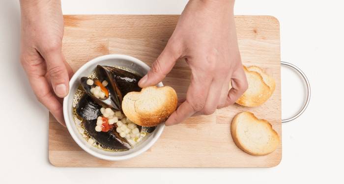 Un buena forma de acompañar sopas y cremas son con picatostes, pequeños trozos de pan fritos, que se vierten en la sopa en el momento de servirla.