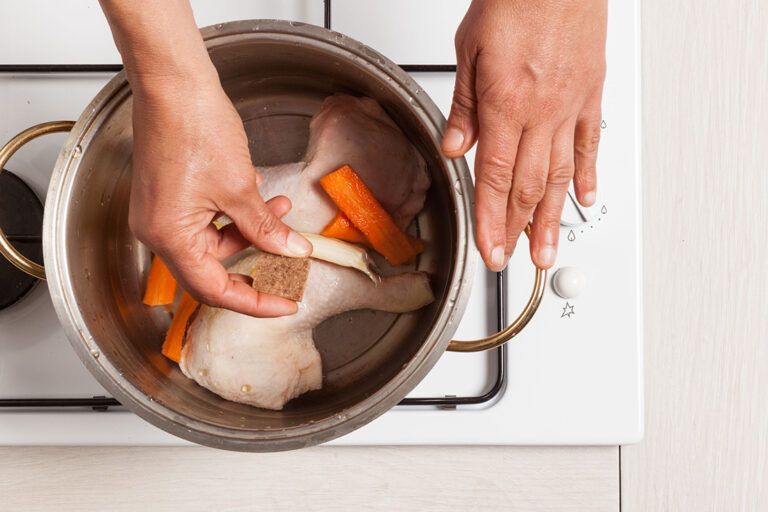 Para que tu pollo no quede seco y añadirle más sabor, añádele por encima un poco de caldo creado con algún líquido y avecrem caldo de pollo mientras lo marcas en la sartén.