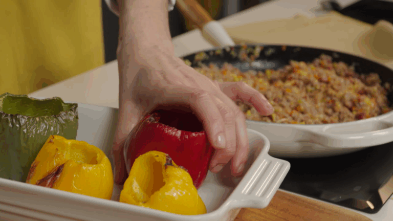 Para que los pimientos rellenos te queden aún más sabrosos y apetitosos, apúntate este  súper truco gallina blanca: antes de hacer cualquier otra cosa, coge los pimientos, córtalos y vacíalos de semillas y de nervios, que ya estén listos para rellenar.