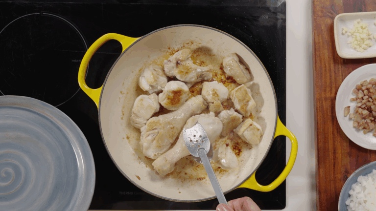 Para que este pollo guisado te quede muy rico, apúntate este súper truco gallina blanca: no olvides dorar bien el pollo cuando lo tengas en la cazuela.