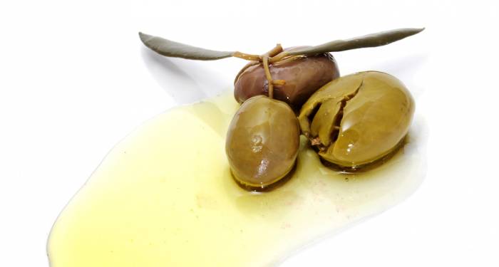La parte más característica de esta receta seguramente sean las aceitunas y pelarlas puede ser engorroso.