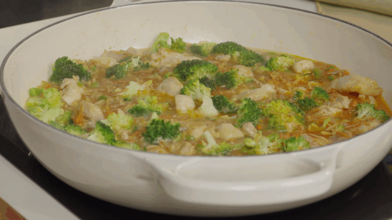 Si te gustan los fideos sueltos y crujientes, bien al dente y nada pegajosos, este  súper truco gallina blanca te va genial: asegúrate de utilizar una cazuela grande, la más grande que tengas, porque así te quedarán unos fideos sueltos, bien hechos, con una textura más crujiente y en su punto.