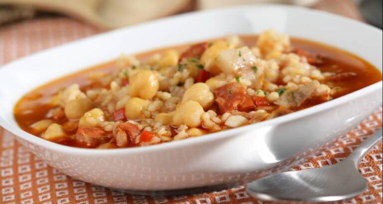 Para que tu sopa quede mucho más sabrosa y completa puedes añadirle arroz o cualquier tipo de pasta como, por ejemplo, fideos o tiburones.