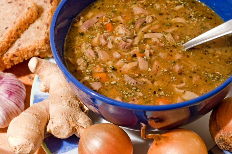 Si el día que quieres comer los callos no cuentas con mucho tiempo, una solución es cocinarlos el día anterior y así solo te quedará ponerlos un momento en su salsa antes de servirlos.