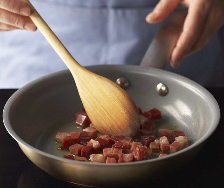Si quieres, puedes dar un toque especial al plato añadiéndole un poco de jamón serrano picado fino: dóralo en el aceite de oliva justo antes de añadirle el cordero.