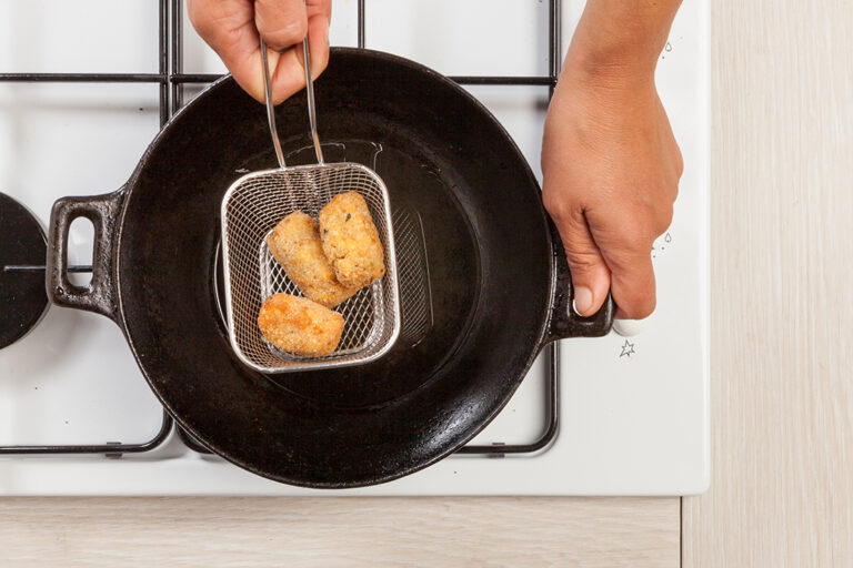 Si dispones de una cesta para freír utilízala para cocinar las croquetas de pescado, así drenaran mejor y quedaran más crujientes y menos aceitosas.