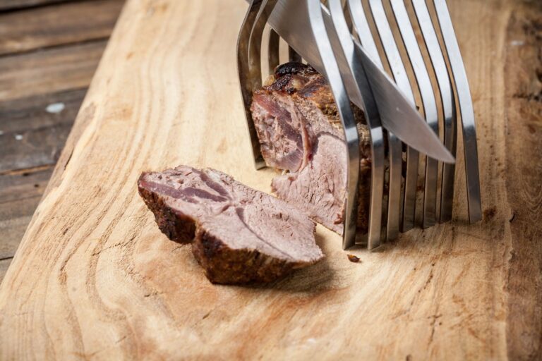   tanto para preparar bocadillos como para servir al plato, la carne mechada se debe cortar en lonchas.