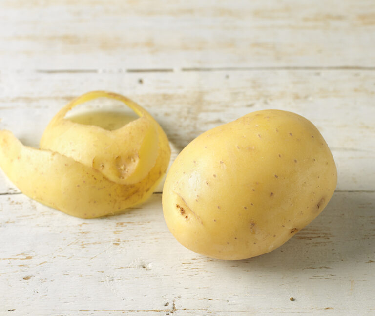 Chascar las patatas para ligar la salsa